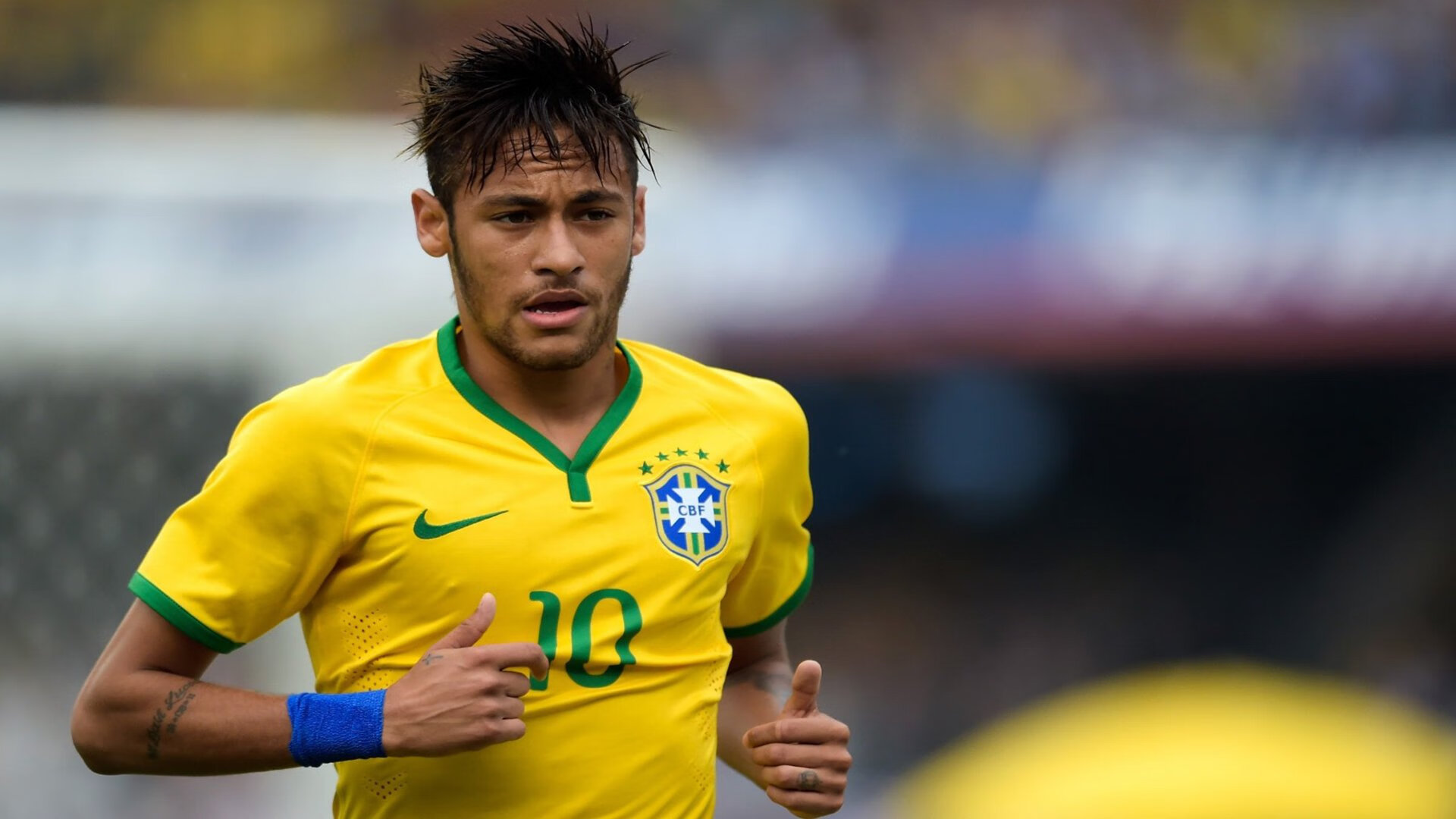 C罗赠球迷签名球引发热烈反响,c罗的签字